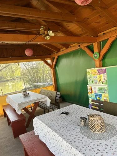 Fedett filagória alatt padok és kombinált hűtőszekrény