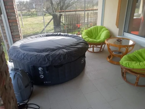 4 fős mobil jacuzzi szolgálja a kikapcsolódást