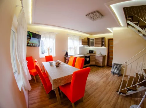 Hangulatos étkező és teljesen felszerelt konyha