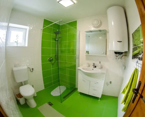 Földszinti zuhanyzós fürdőszoba