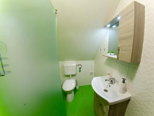 Emeleti zuhanyzós fürdőszoba