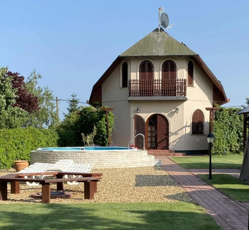 Kétszintes vízparti nyaraló a vízpart felől