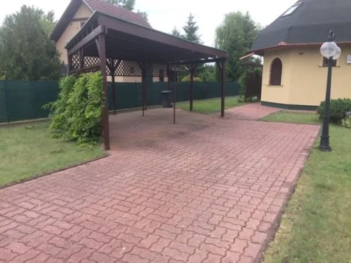 Fedett kocsibeálló a kertben