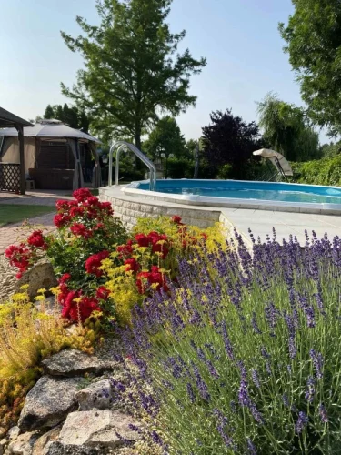 Félsüllyesztett, szezonálisan használható medence