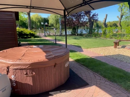 A mobil jacuzzi is ingyenesen rendelkezésre áll