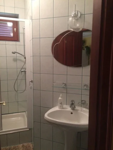 A két fürdőszoba egyike