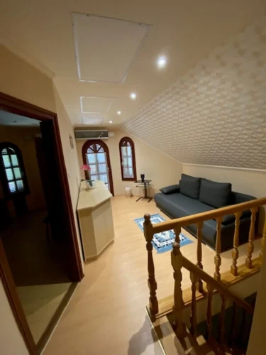 Emeleti klimatizált előtér pótágyazható kanapéval