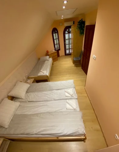 Emeleti háromágyas, klimatizált szoba