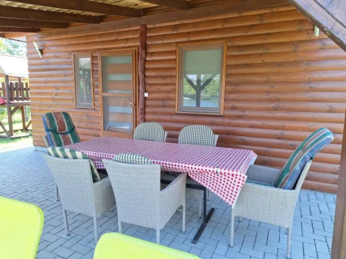 Kerti bútorok a fedett teraszon