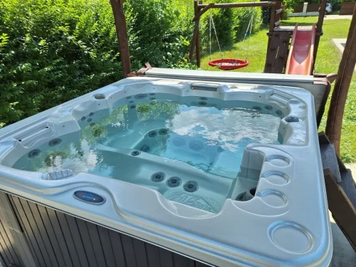 Jacuzzi háttérben a játszótérrel