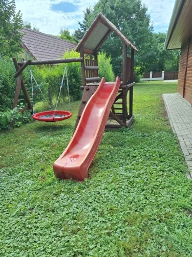 Játszótér csúszdával és fészekhintával