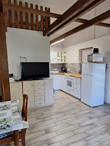 Nappali étkezővel, TV-vel és a konyha