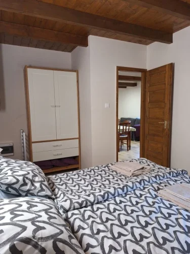 Földszinti, szekrénnyel felszerelt hálószoba