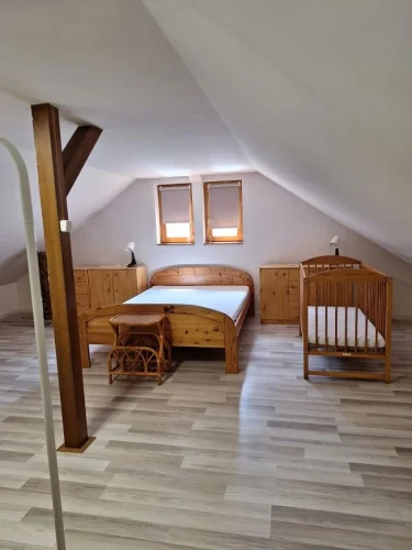 Hálószoba az emeleten, kisággyal