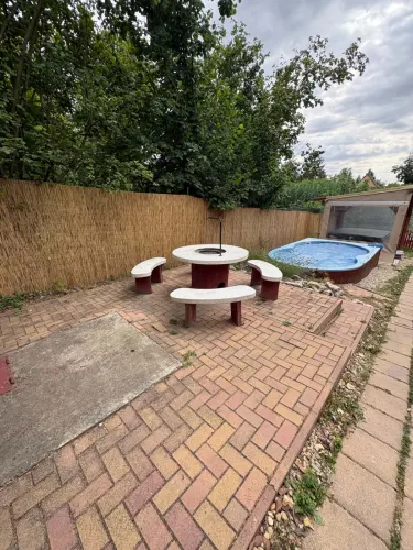 Szalonnasütögető, félig süllyesztett 6x3 méteres medence és 5 személyes jacuzzi a vízpart mellett
