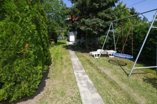 Fészekhinta a kertben