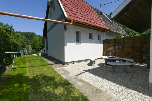 Bográcsozó a kertben