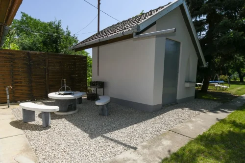 Hangulatos kerti sütögetési lehetőség