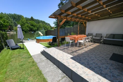 Fedett terasz kerti bútorokkal