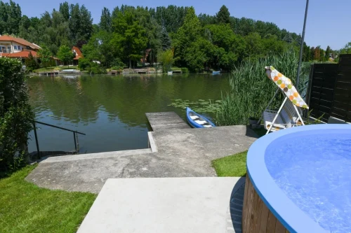 Kilátás a medencéből a festői vízpartra