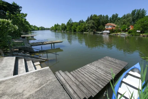 Lépcső vezet a Kákafoki holtágba