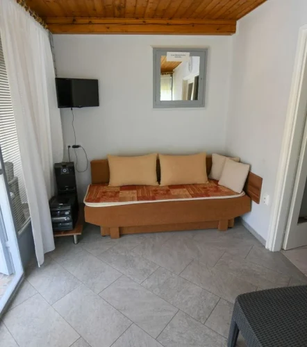 Földszint: kinyitható kanapé