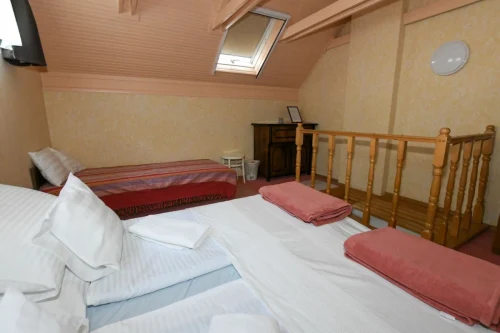 Emeleti hálószoba 3 fő részére