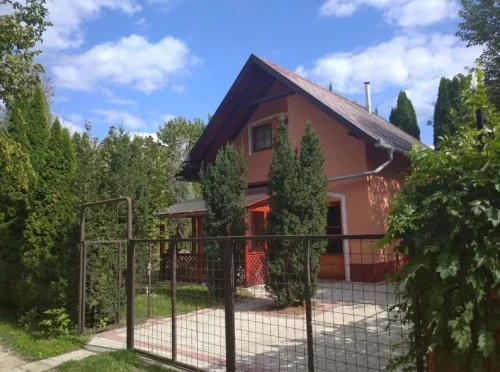 Kétszintes nyaraló az utcafront felől