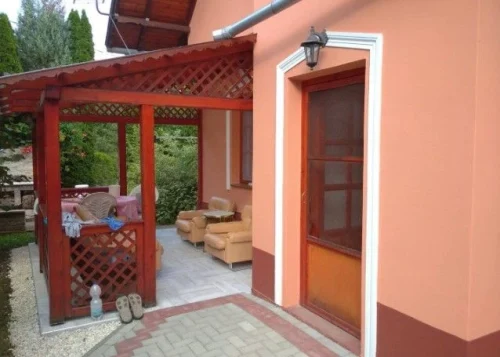 Terasz a bejárat mellett