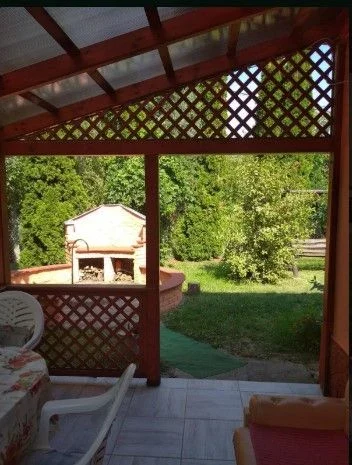 Kilátás a teraszról a kültéri sütögetőre