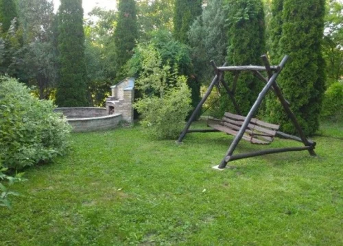 Sütögető és hintaágy a kertben