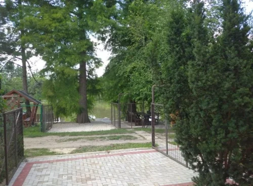 A nyaraló és a vele szemben lévő, zárható vízparti rész