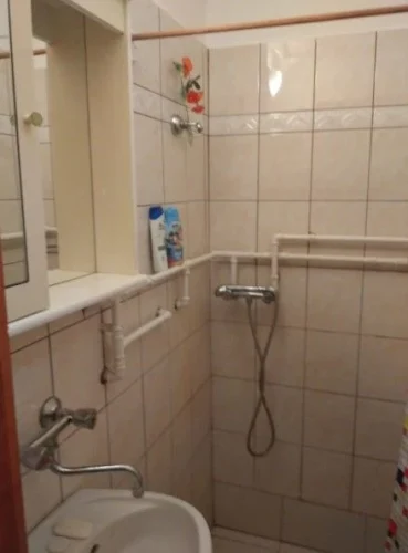 Zuhanyzós fürdőszoba a földszinten