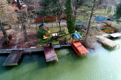 A vízparti telek dupla mólóval