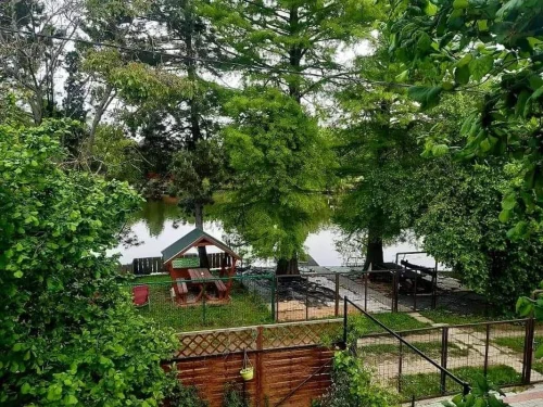 A két telket kettéválasztó út és kiülő a vízparton