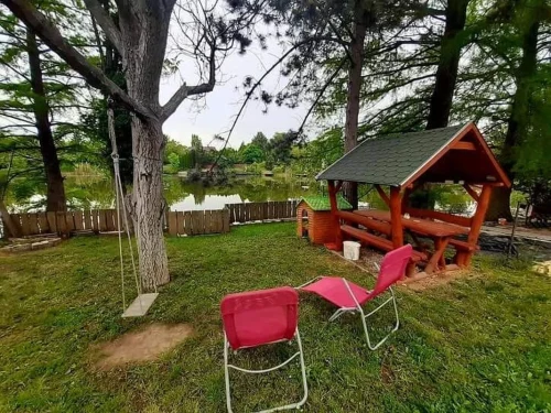 Kerti kiülő és napágyak a vízpart mellett