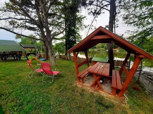 Kerti hinta és gyermek játékok a kertben