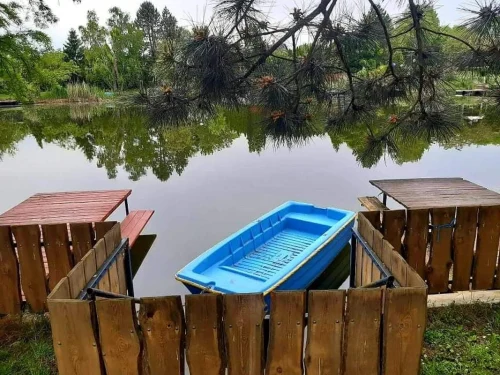 Csónak és dupla móló a vízparton