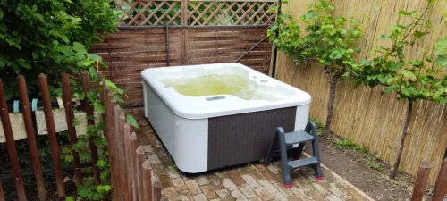 Jacuzzi a kertben, a terasz előtti területen