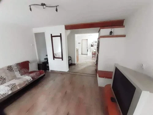 Nappali pótágyazható kanapéval, TV-vel