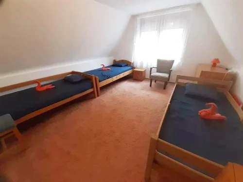 Emeleti három szimplaágyas szoba