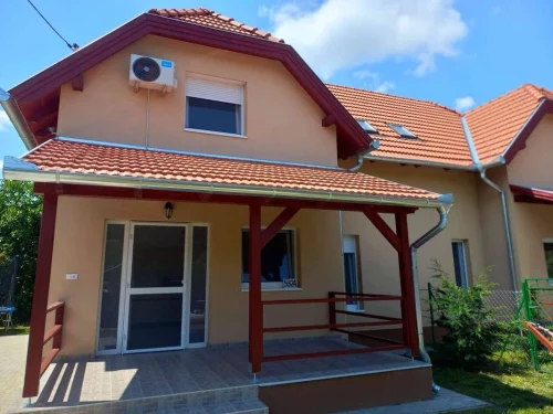 Az ikernyaraló fedett terasza