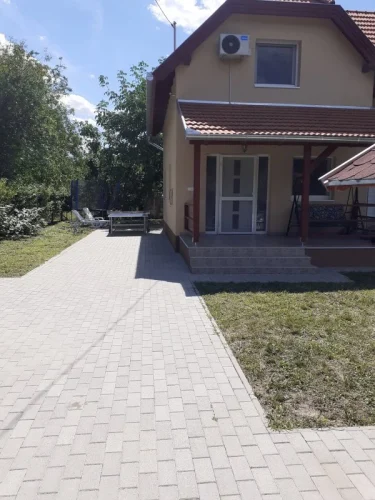 A kertben trambulin és pingpongasztal gondoskodik a kikapcsolódásról