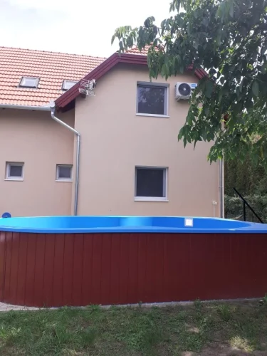 A hátsó udvarban 3x5 méteres merevfalú medence használható a nyári időszakban