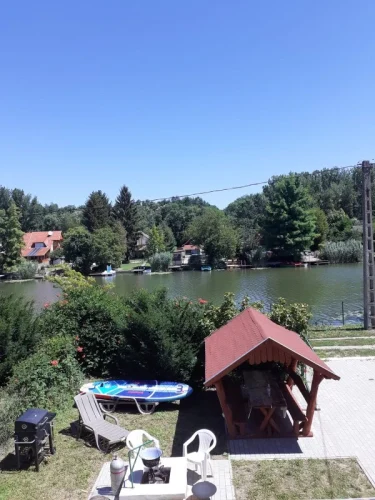 Kilátás a vízpartra: filagória és sütögető