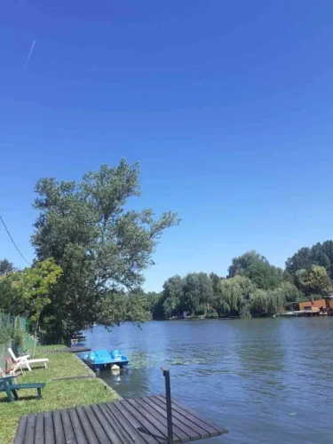 A vízparti telken stégről lehet horgászni