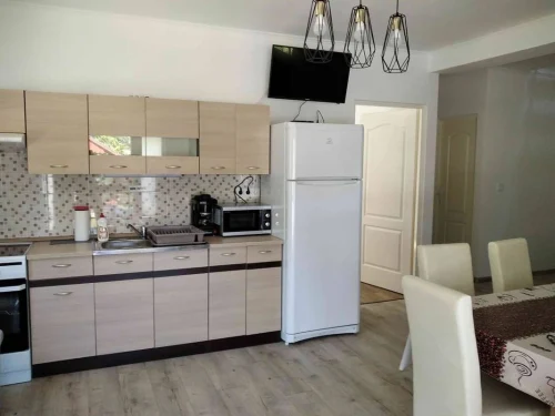 Teljesen felszerelt konyha étkezővel