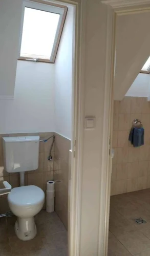 Emeleti zuhanyzós fürdőszoba külön WC-vel