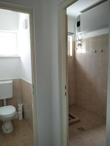 Földszinti zuhanyzós fürdőszoba, külön WC