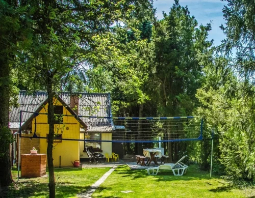 Játszótér, röplabda pálya a 2. sz. ikernyaraló kertjében